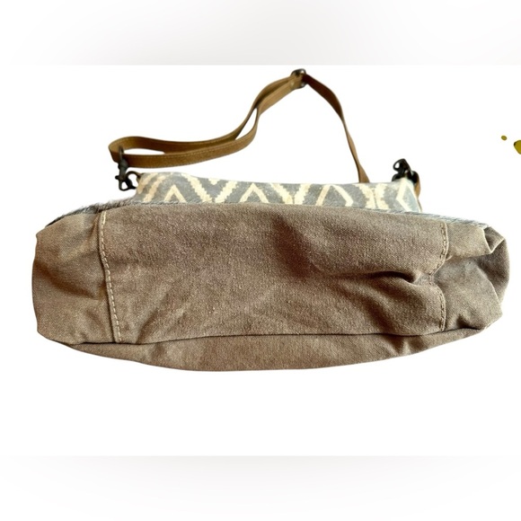 MYRA Agate Shoulder Bag - Picture 4 of 14